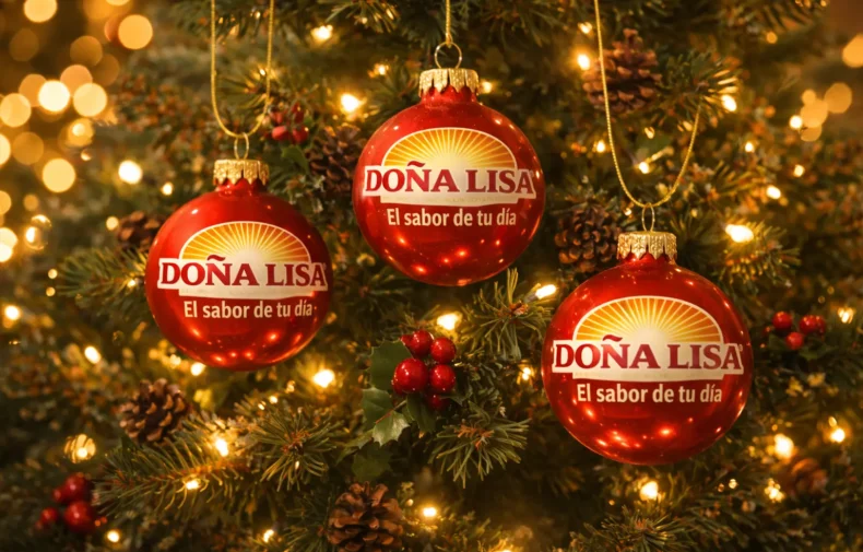 Árbol de Navidad decorado con esferas navideñas de la marca Doña Lisa, celebrando la tradición latina en Estados Unidos