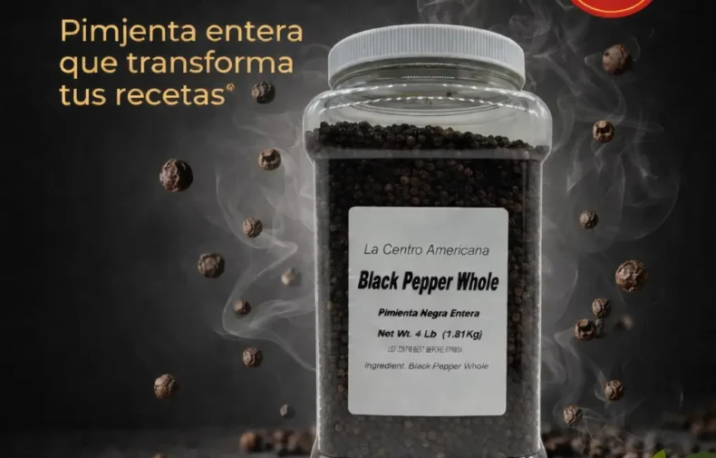 Frasco de pimienta negra entera La Centro Americana con granos de pimienta resaltando su uso en recetas latinas