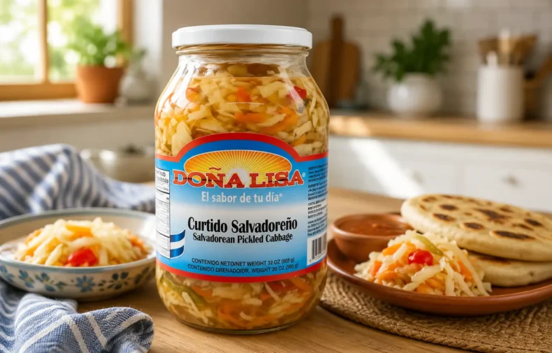 Curtido salvadoreño preparado con repollo, zanahoria y cebolla para acompañar pupusas