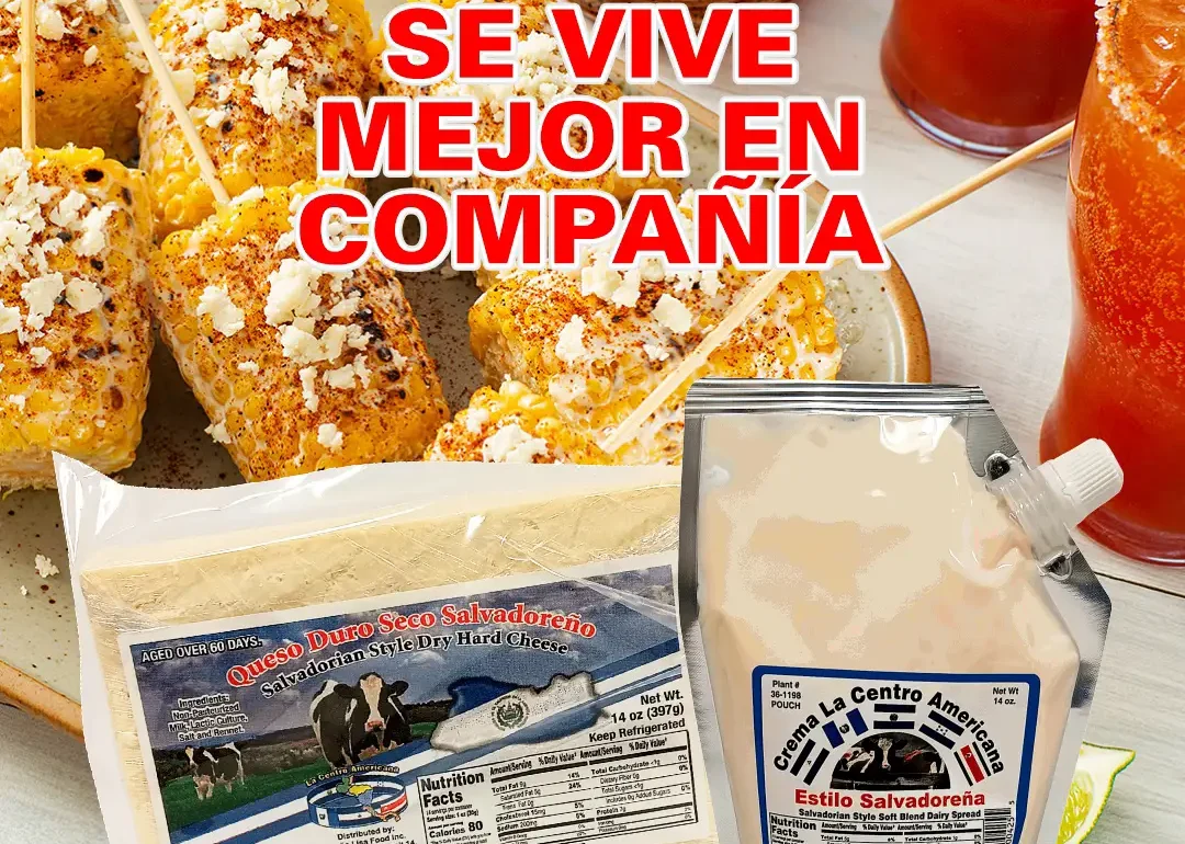 Queso duro seco salvadoreño y crema salvadoreña acompañando elotes y antojitos tradicionales durante una reunión de verano.