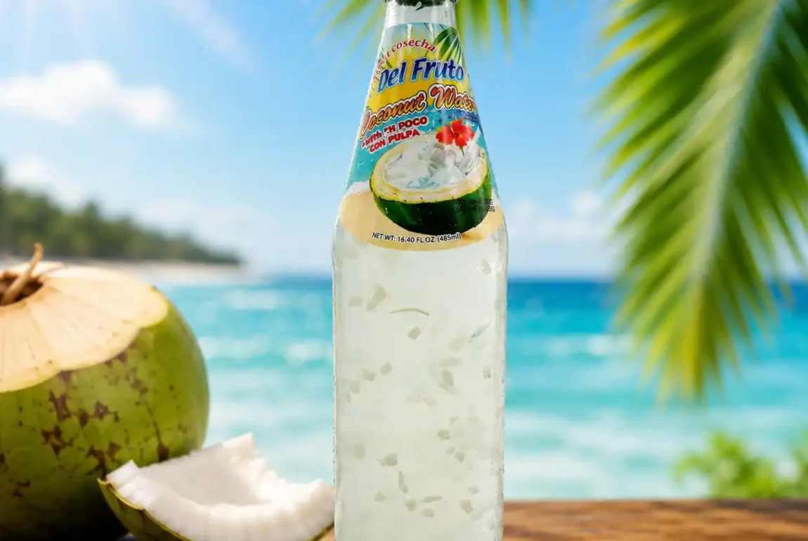 Agua de Coco con Pulpa Del Fruto en botella de vidrio disponible en supermercados latinos de Estados Unidos.