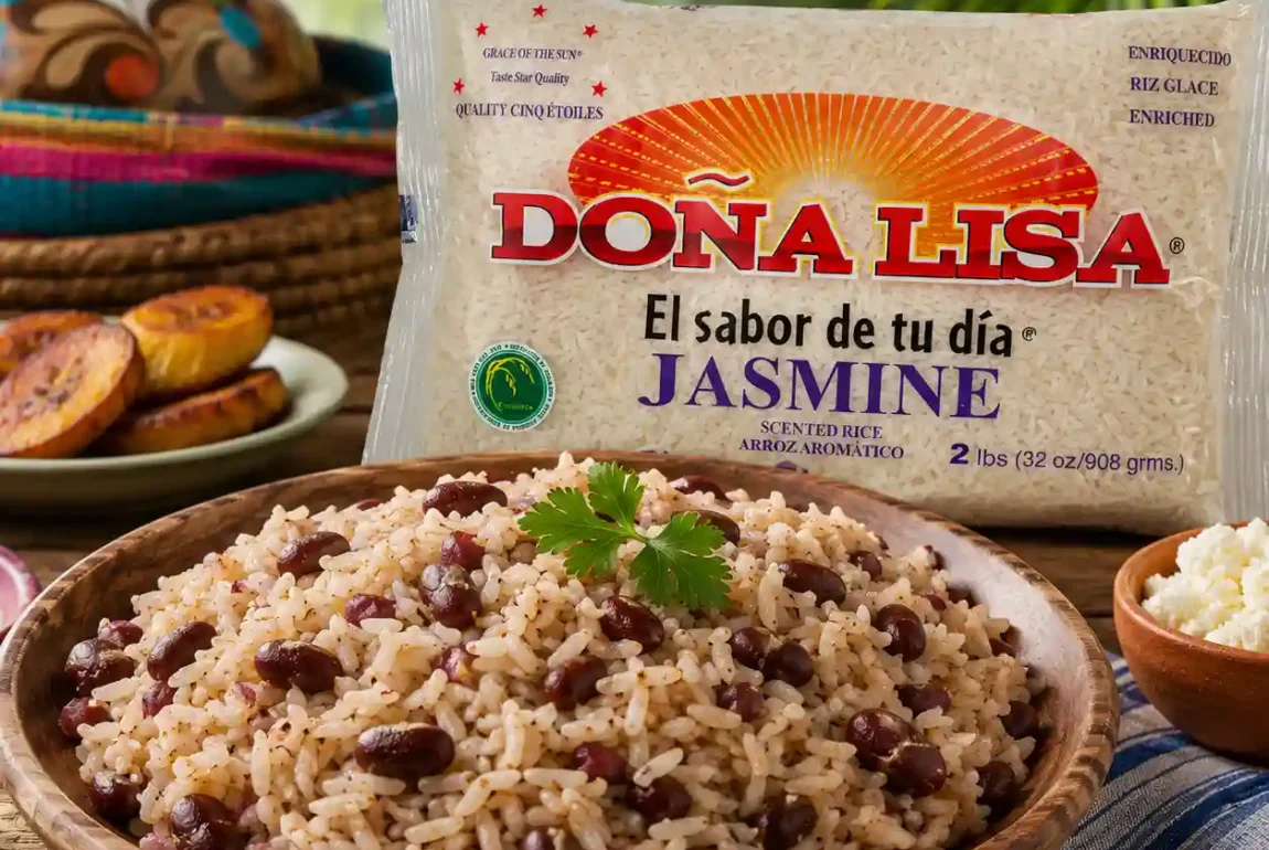 Casamiento salvadoreño preparado con Arroz Jasmine Doña Lisa, frijoles rojos, plátanos fritos y queso fresco sobre una mesa de cocina tradicional centroamericana.
