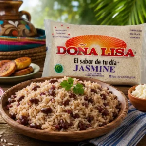 Casamiento salvadoreño preparado con Arroz Jasmine Doña Lisa, frijoles rojos, plátanos fritos y queso fresco sobre una mesa de cocina tradicional centroamericana.