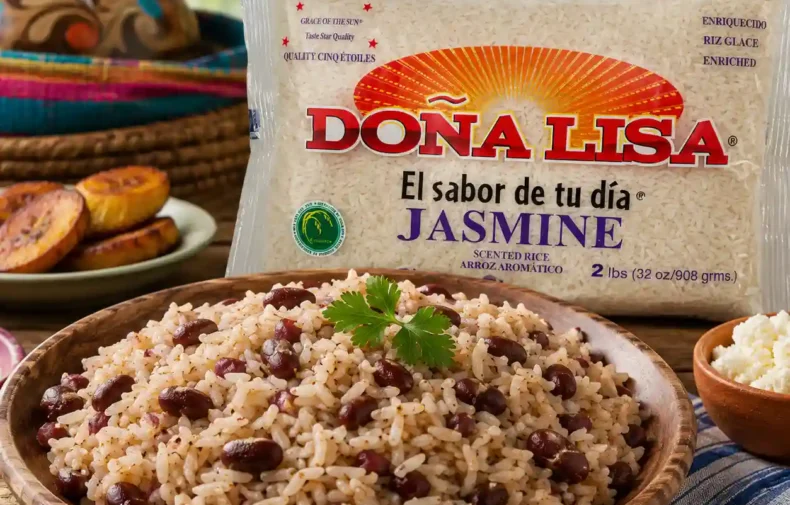 Casamiento salvadoreño preparado con Arroz Jasmine Doña Lisa, frijoles rojos, plátanos fritos y queso fresco sobre una mesa de cocina tradicional centroamericana.