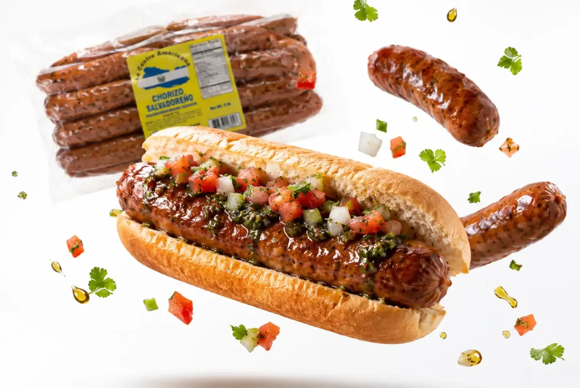 Choripán con chorizo salvadoreño Centro Americana y salsa fresca
