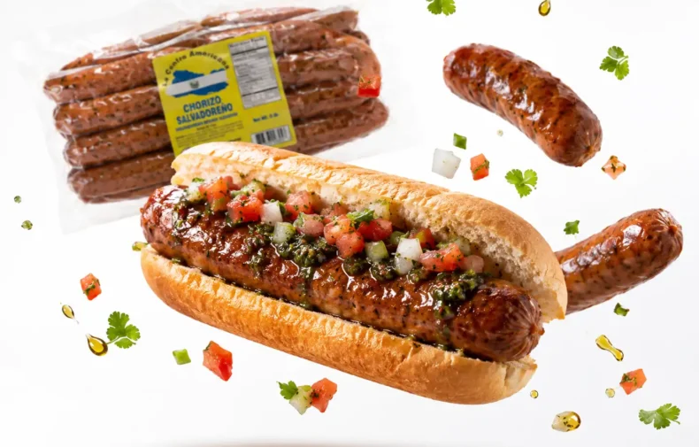 Choripán con chorizo salvadoreño Centro Americana y salsa fresca